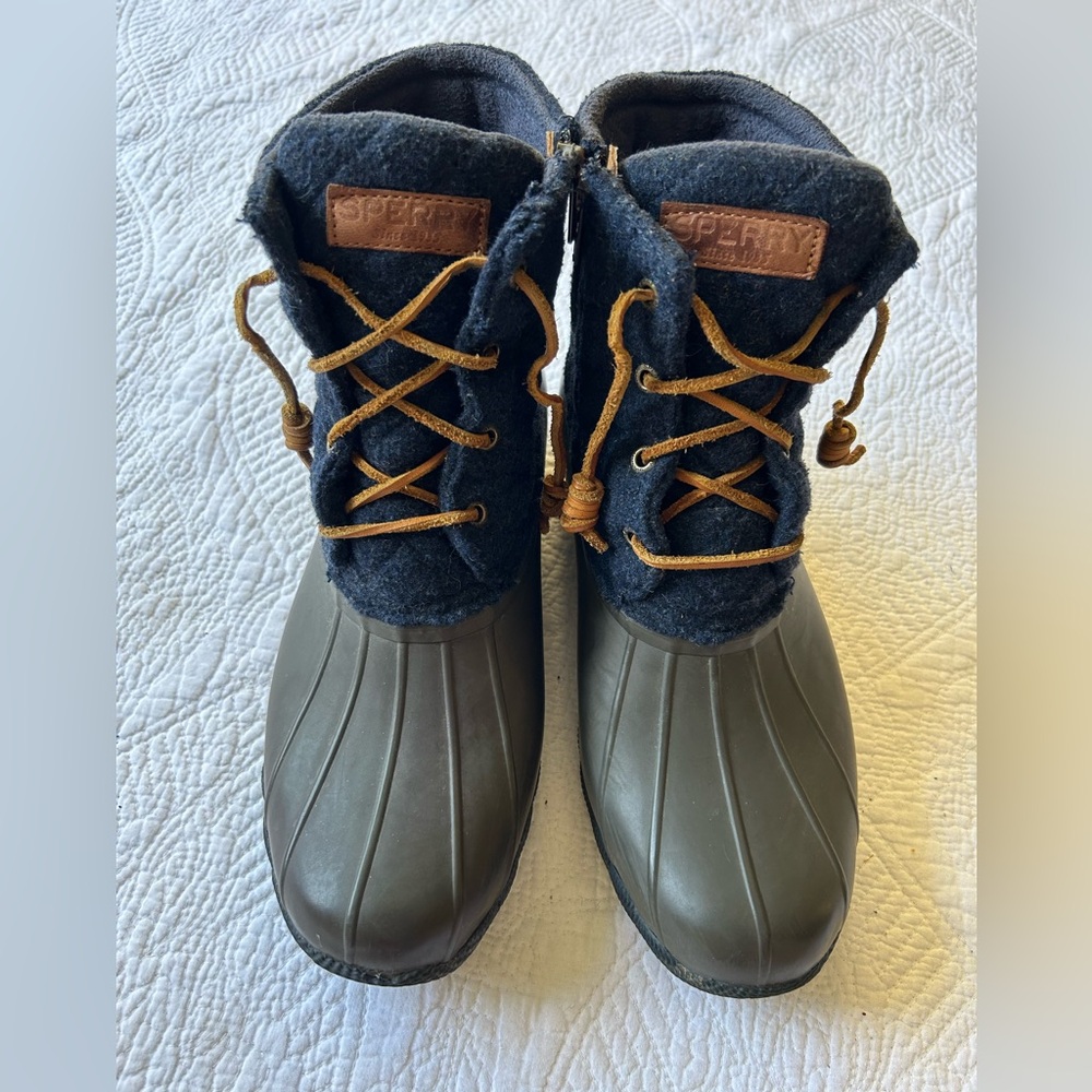 Sperry Saltwater Quilt Boots Size 10. Navy wool blend uppers/rubber bottoms